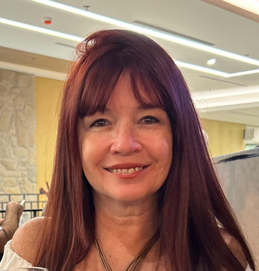 Ellaine Klàuss, terapeuta integrativa, sorrindo para a câmera